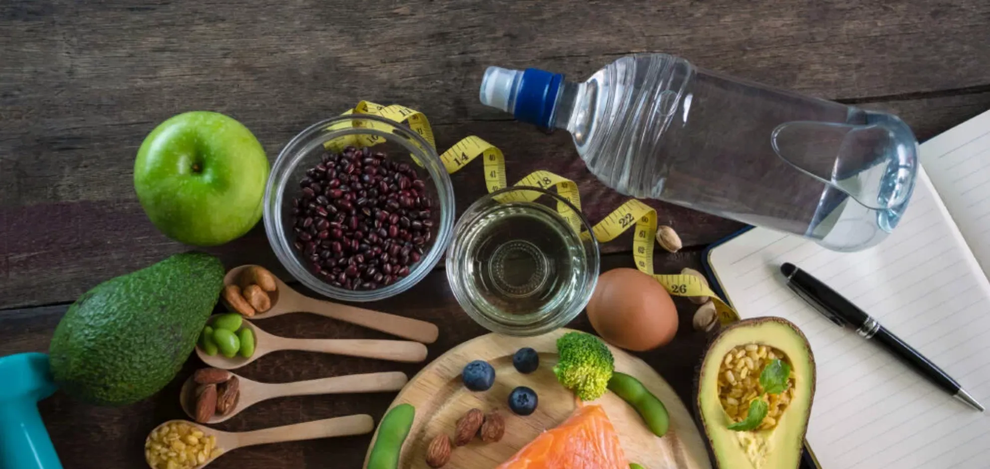 Notepad to plan meals for week with fruit vegetables